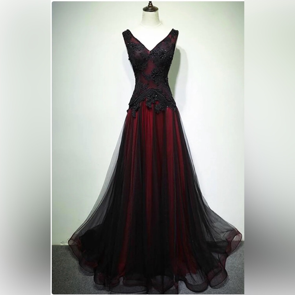 Prom dress-V-Neck Black and Red Evening Gown with Tulle overlay